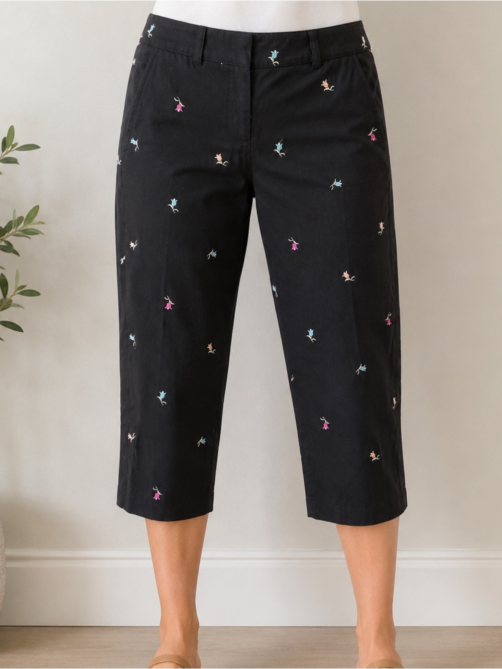 Briggs New York Floral Embroidered Capri Pants Petite 8P Black Stretch